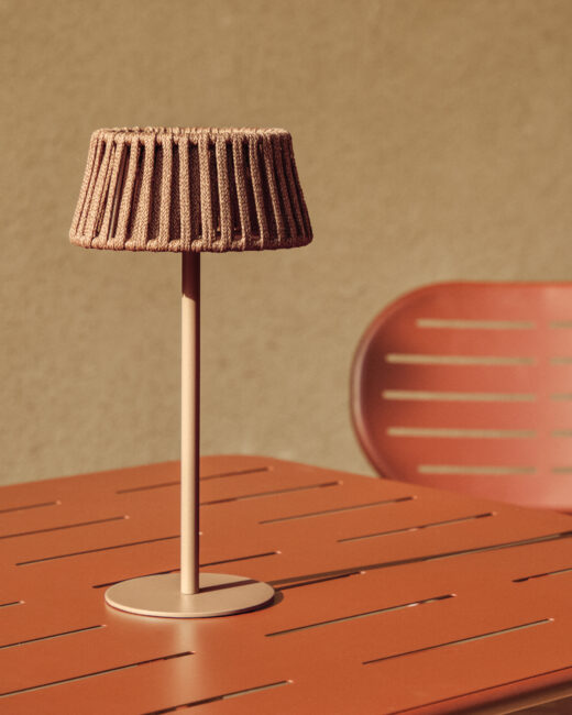 Kave Home Aldet outdoor tafellamp op zonne-energie met plat touw en metalen voet in beige