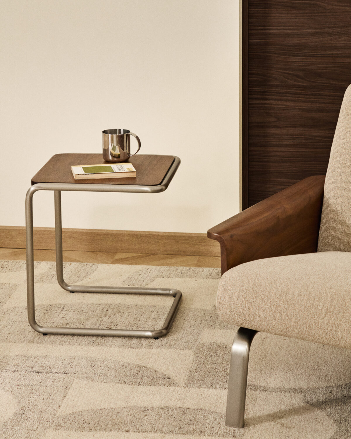 Kave Home Tarsel bijzettafel van walnootfineer met een geborsteld roestvrij stalen frame 42 x 47 cm - Afbeelding 3