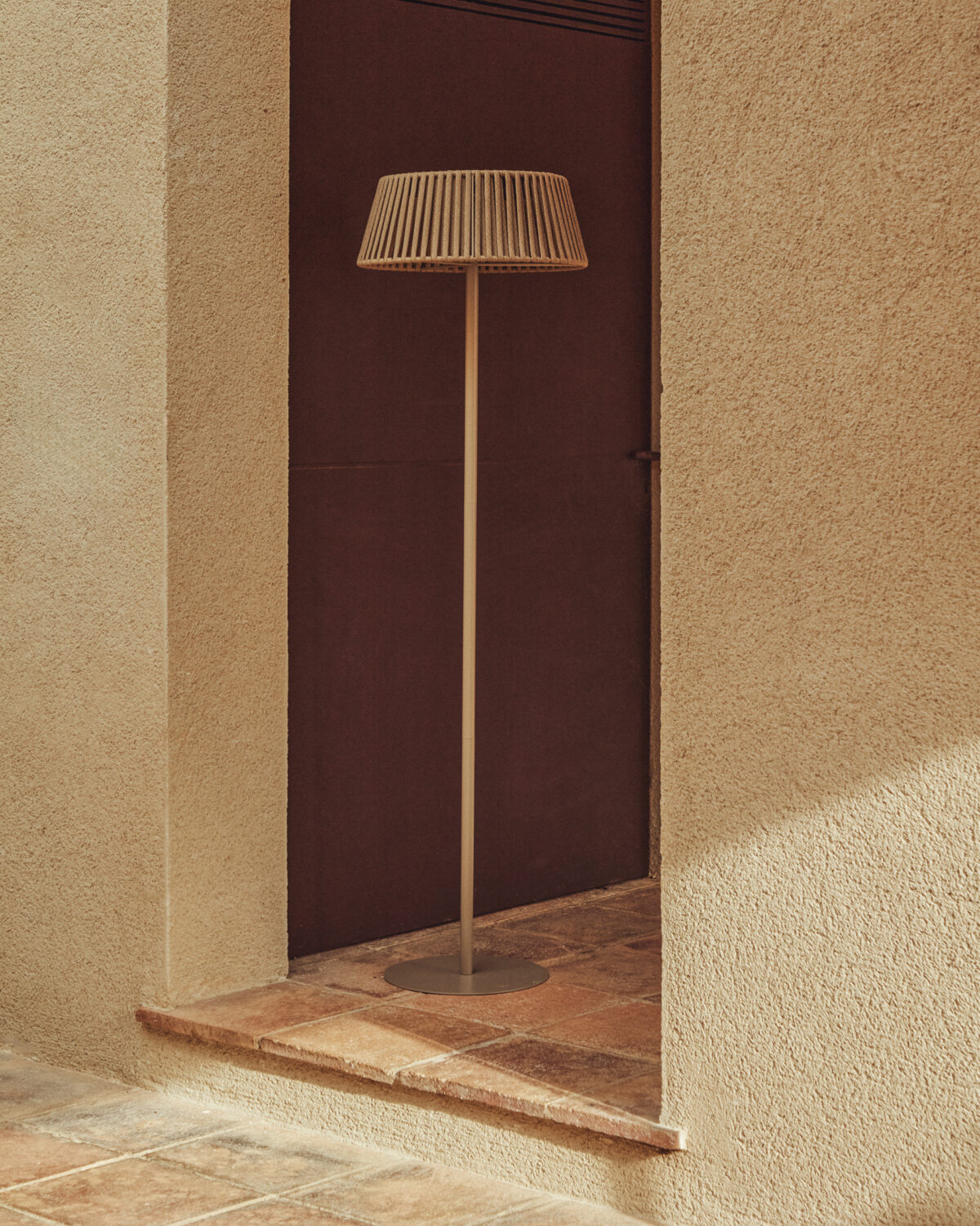 Kave Home Aldet outdoor staande lamp op zonne-energie met plat touw en metalen voet in beige Ø46 cm - Afbeelding 2