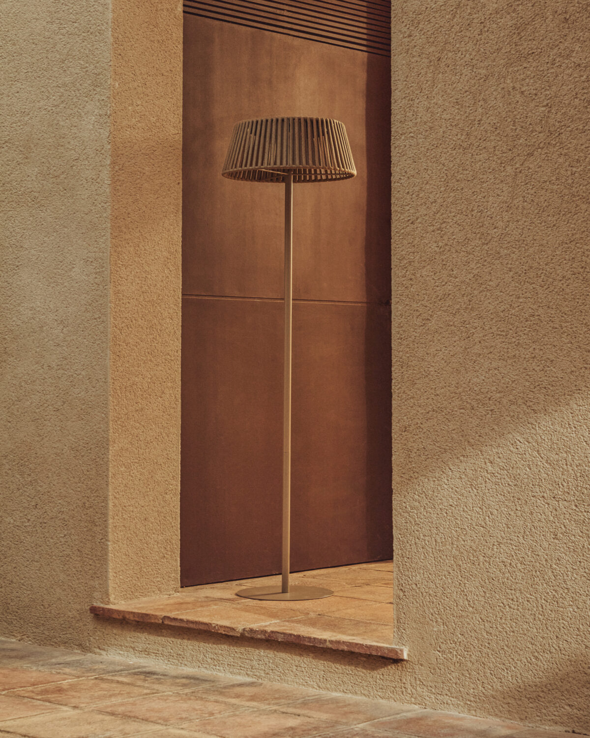 Kave Home Aldet outdoor staande lamp op zonne-energie met plat touw en metalen voet in beige Ø46 cm - Afbeelding 3