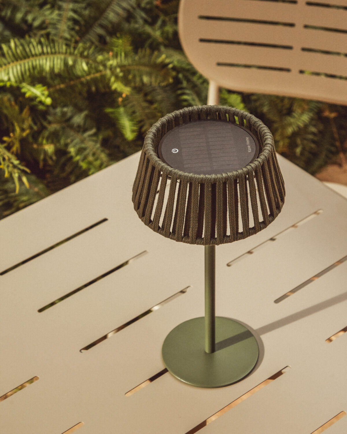 Kave Home Aldet outdoor tafellamp op zonne-energie met plat touw en groene metalen voet - Afbeelding 2