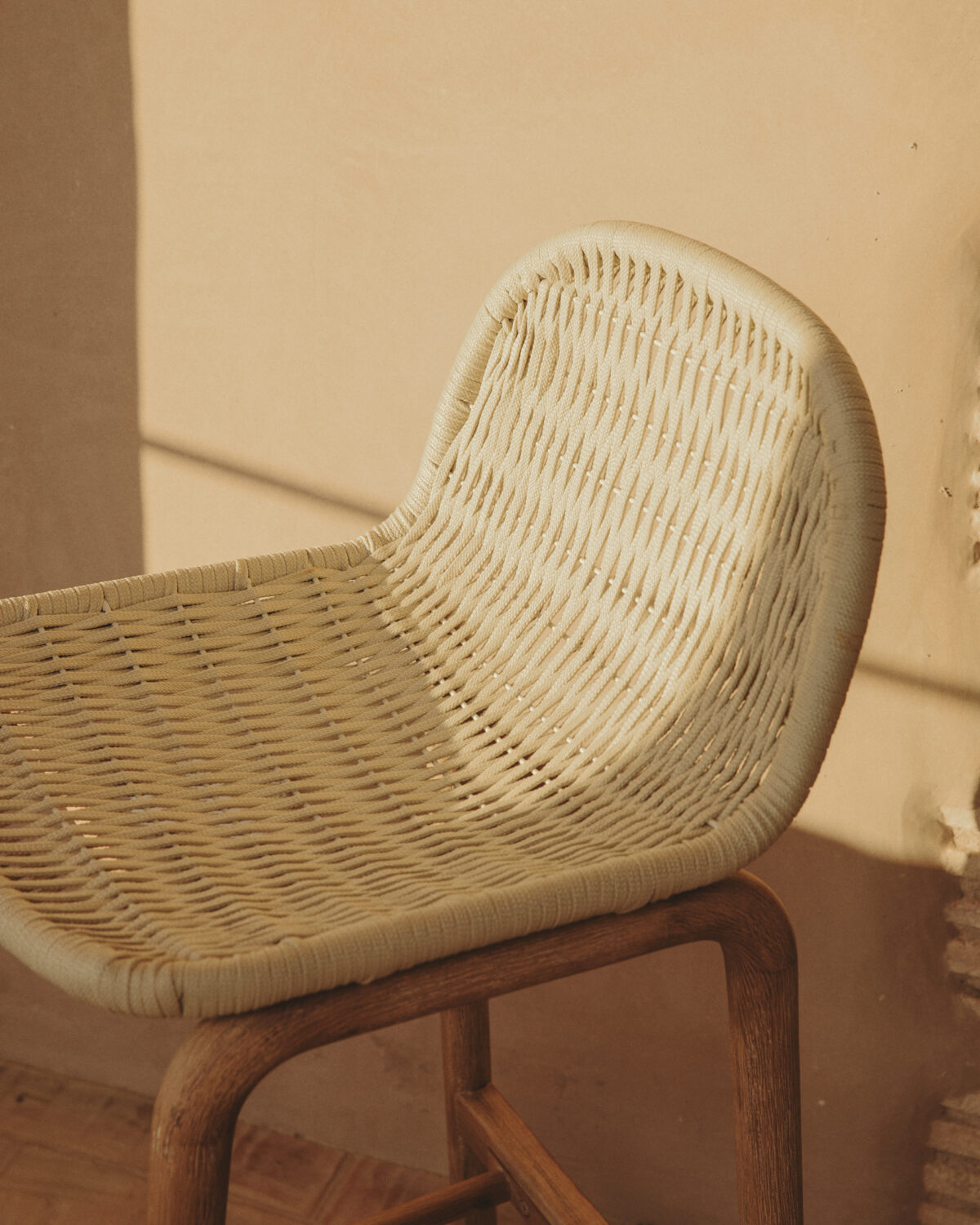 Kave Home Alipa kruk van massief acaciahout en ecru touw 75 cm FSC 100% - Afbeelding 3