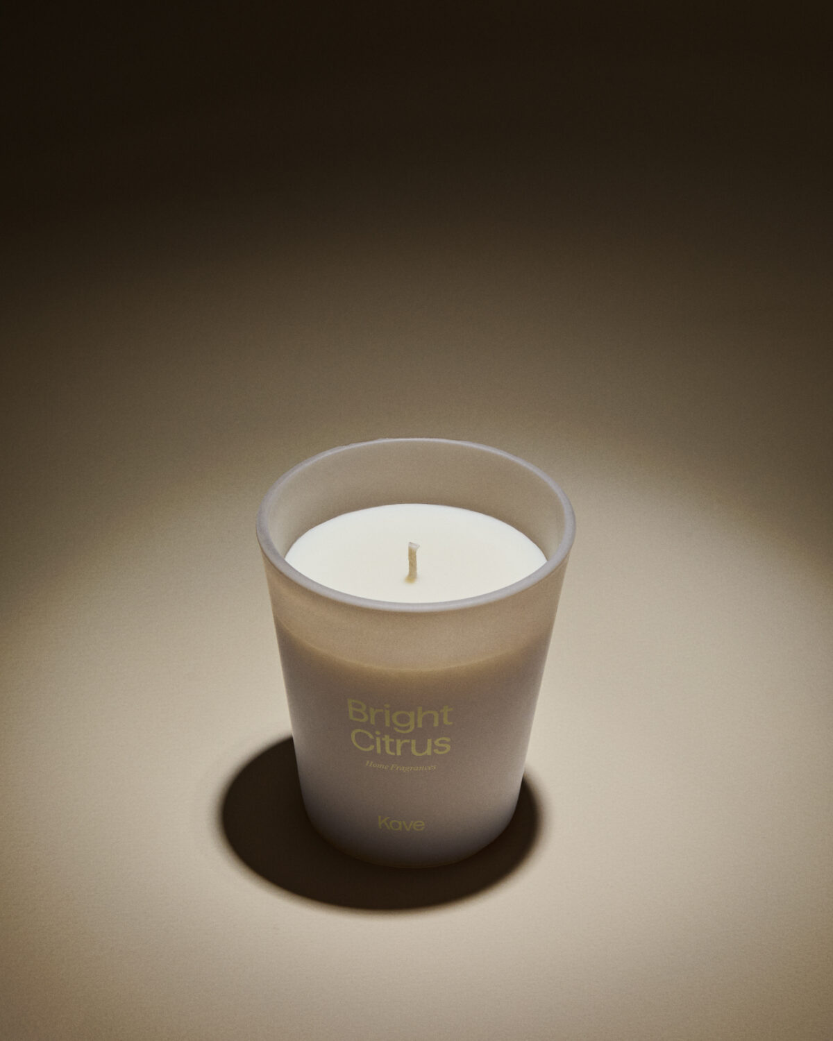 Kave Home Citronella geurkaars Bright Citrus 900 gr - Afbeelding 2