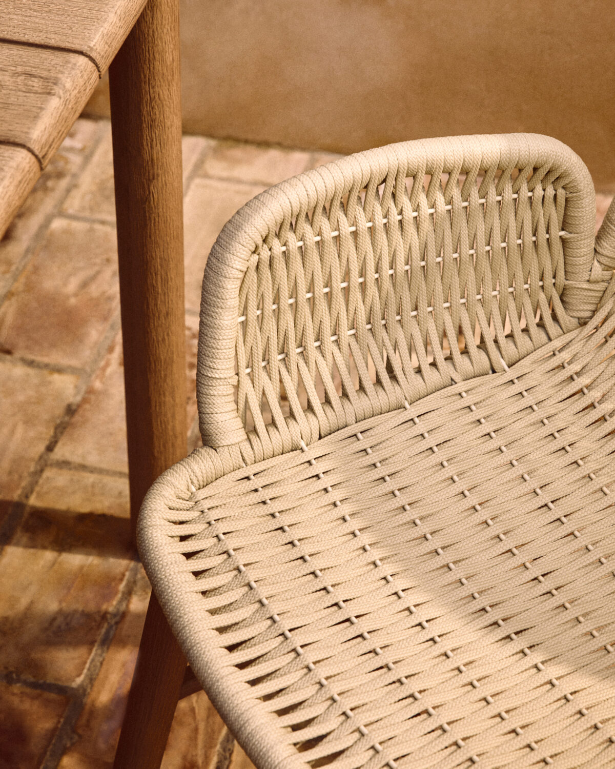 Kave Home Alipa stoel met armleuningen van massief acaciahout en ecru touw FSC 100% - Afbeelding 3
