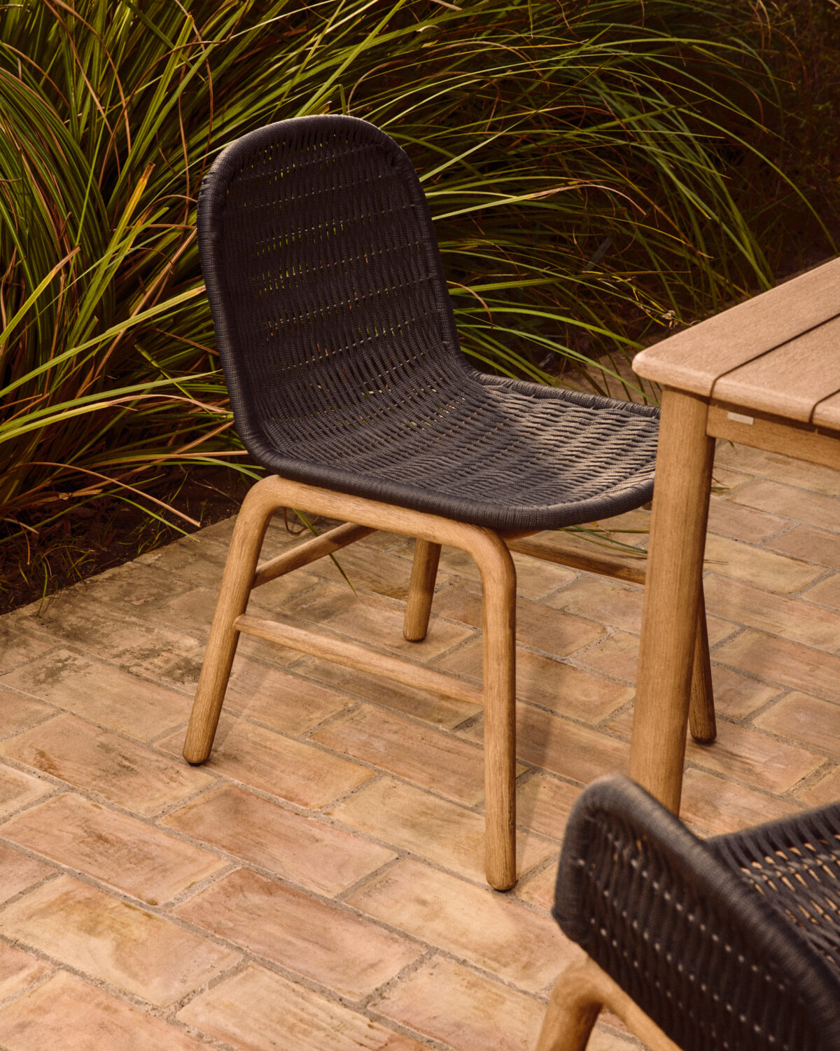 Kave Home Alipa stoel van massief acaciahout en donkergrijs touw FSC 100% - Afbeelding 2