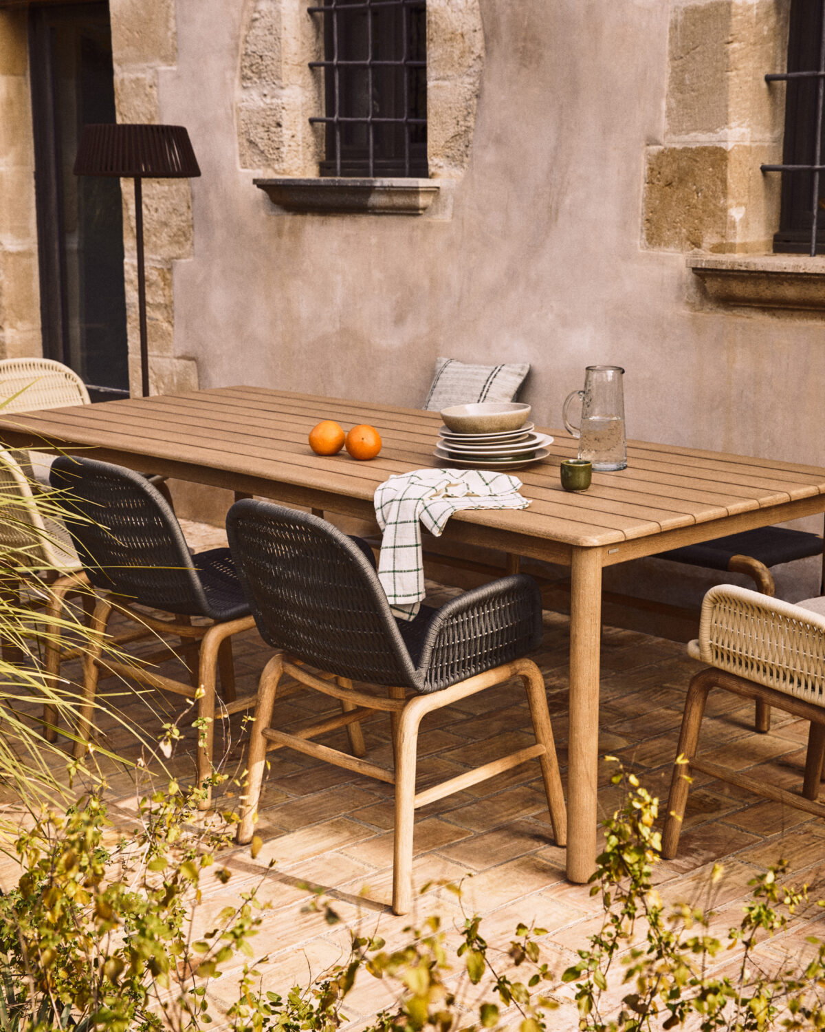 Kave Home Set met Sori tafel van massief acaciahout en 6 Alipa stapelbare stoelen van massief acaciahout en touw in grafietkleur 200 x 100 FSC 100% - Afbeelding 2