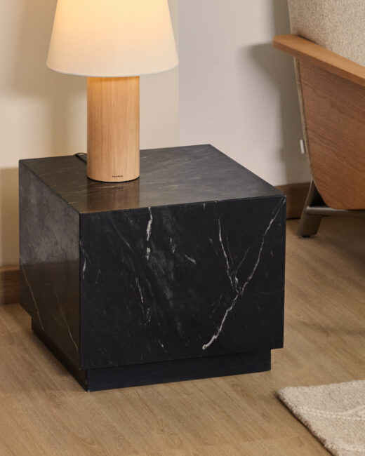Kave Home Sorein zwarte bijzettafel van marmer 50 x 50 cm
