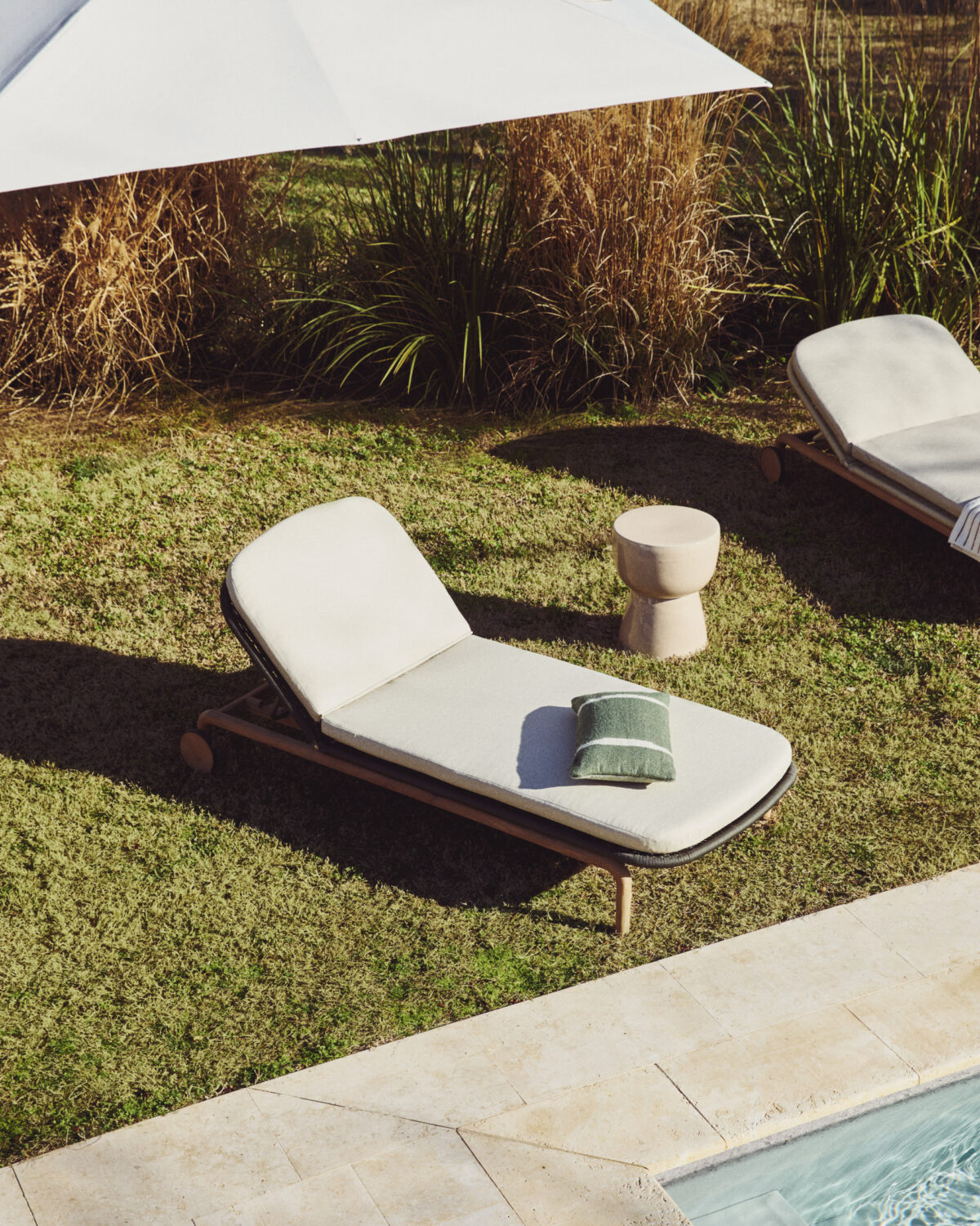 Kave Home Alipa ligstoel van massief acaciahout en donkergrijs touw FSC 100% - Afbeelding 2