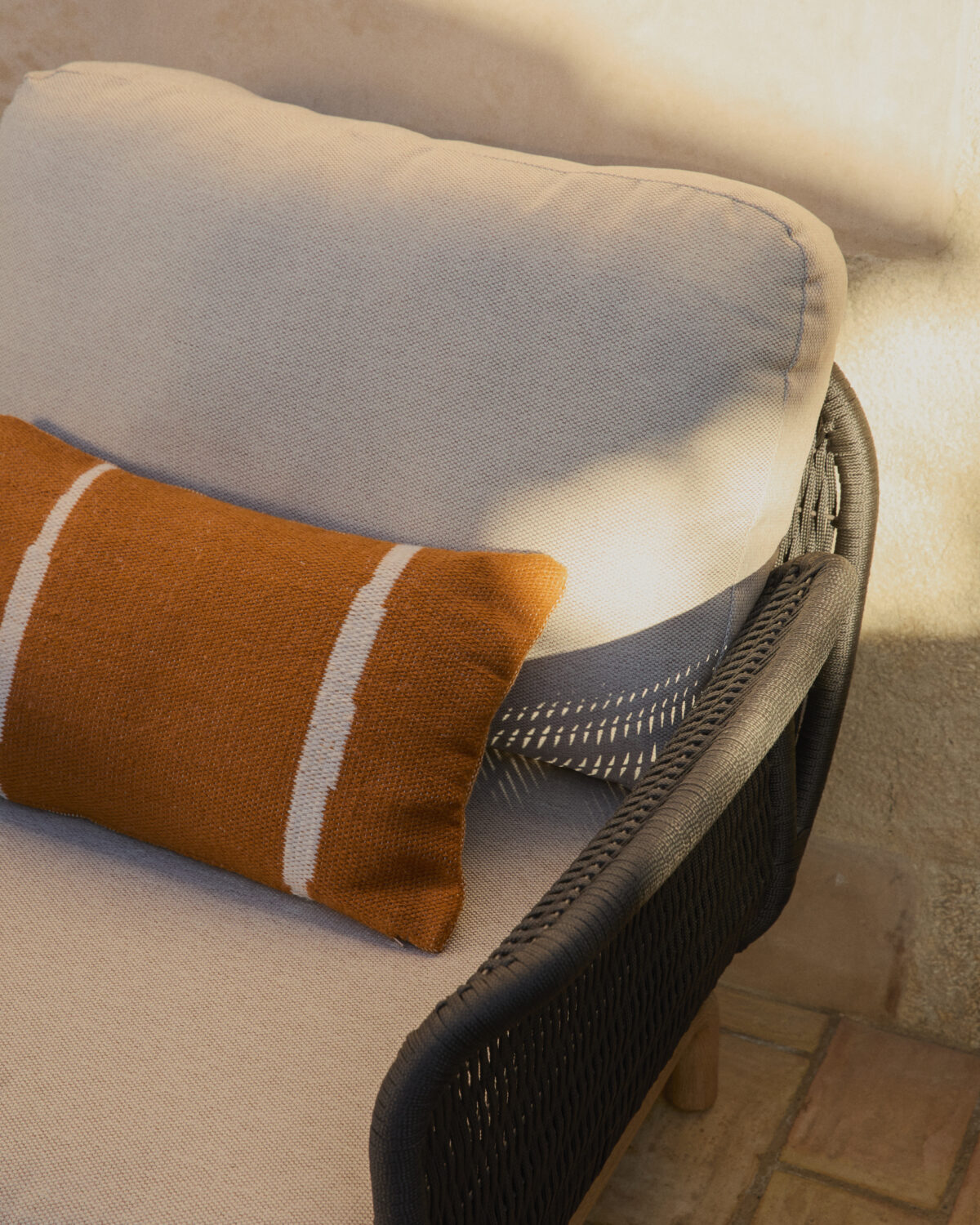 Kave Home Alipa fauteuil van massief acaciahout en donkergrijs touw FSC 100% - Afbeelding 3