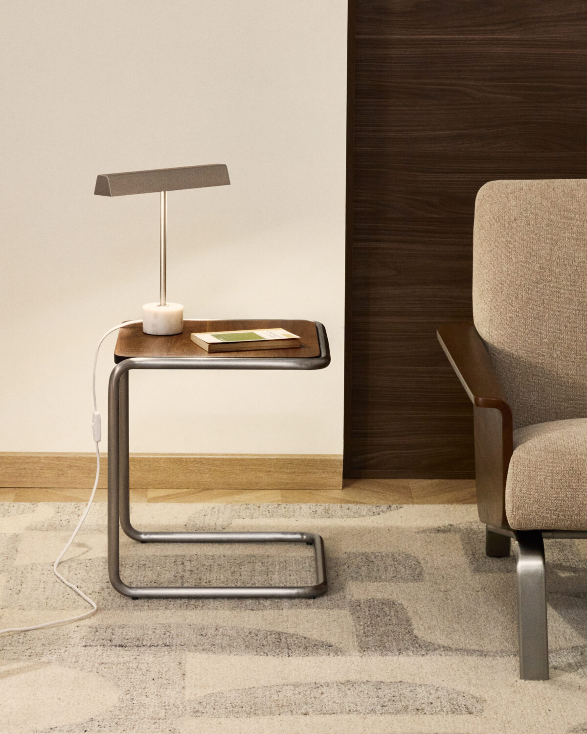 Kave Home Tarsel bijzettafel van walnootfineer met een geborsteld roestvrij stalen frame 42 x 47 cm - Afbeelding 2