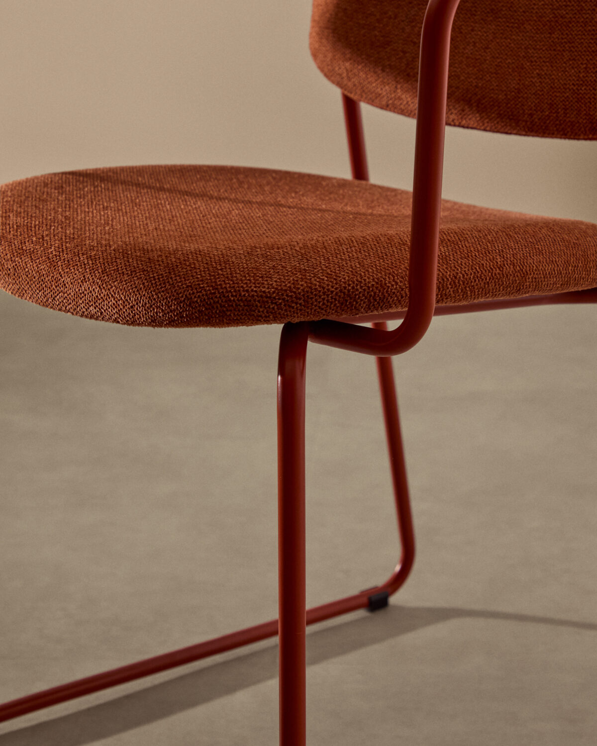 Kave Home Meli stoel in terracotta chenille met terracotta metalen structuur FSC Mix Credit - Afbeelding 3