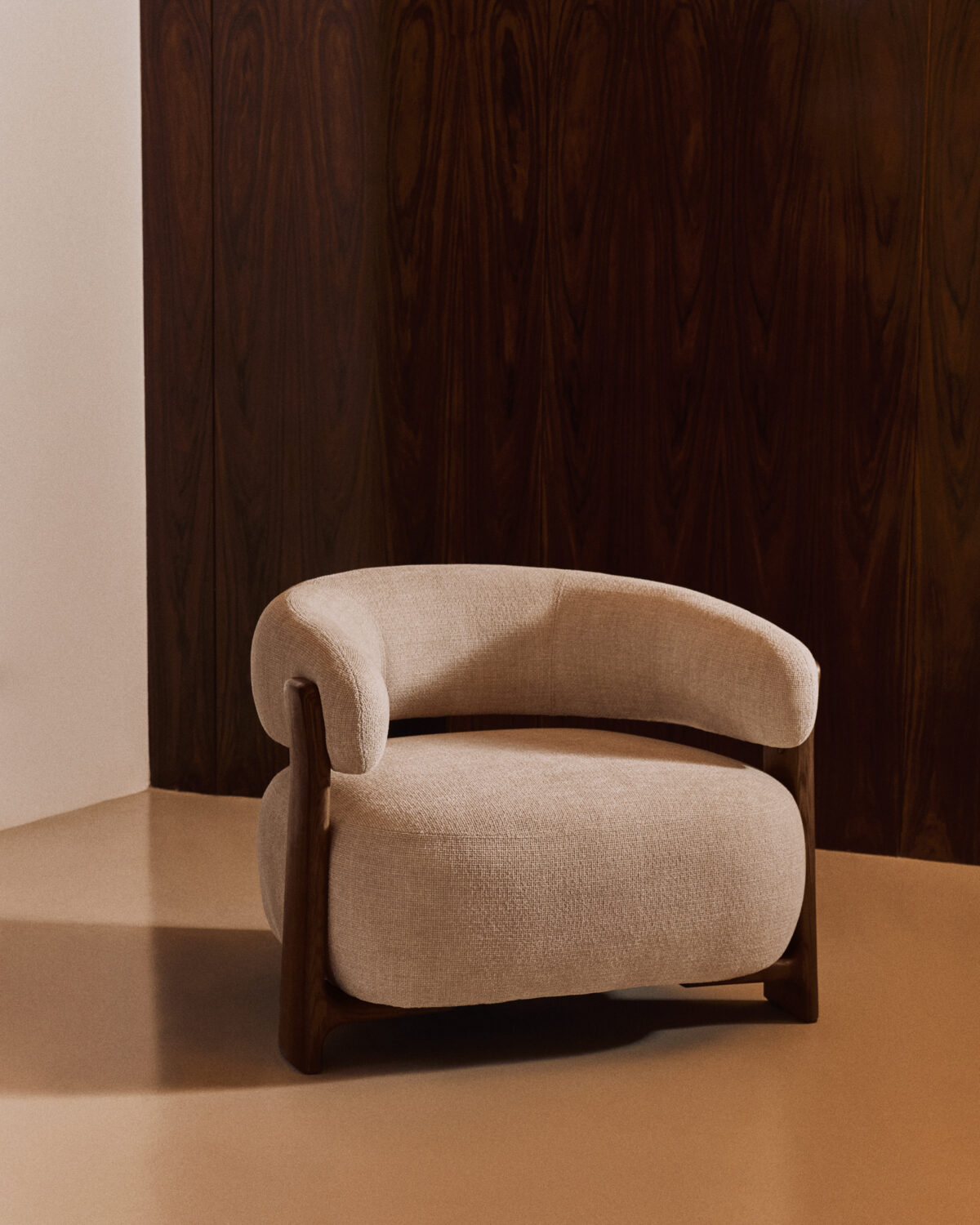 Kave Home Granite fauteuil in beige chenille en poten van massief essenhout in noten afwerking FSC 100% - Afbeelding 2