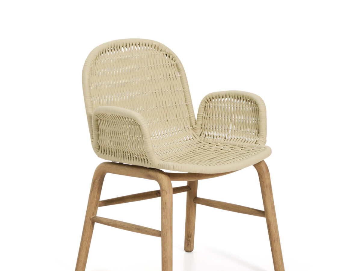 Kave Home Alipa stoel met armleuningen van massief acaciahout en ecru touw FSC 100%