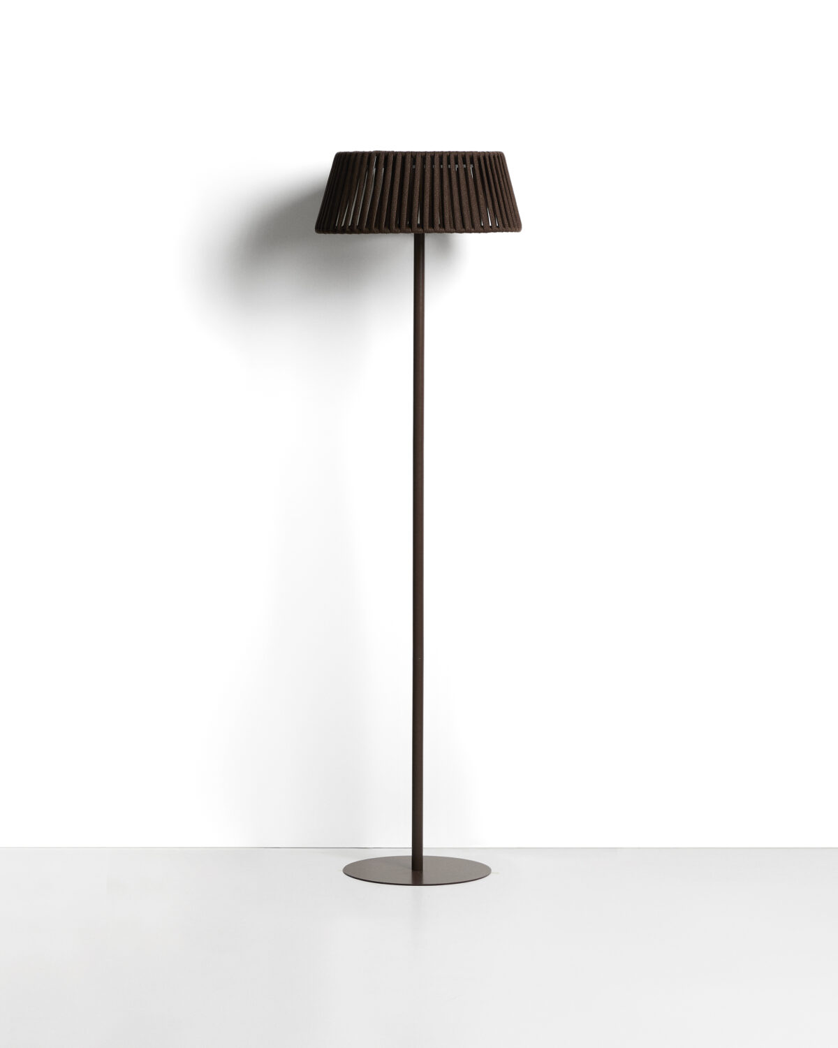Kave Home Aldet outdoor staande lamp op zonne-energie met plat touw en metalen voet in bruin Ø46 cm