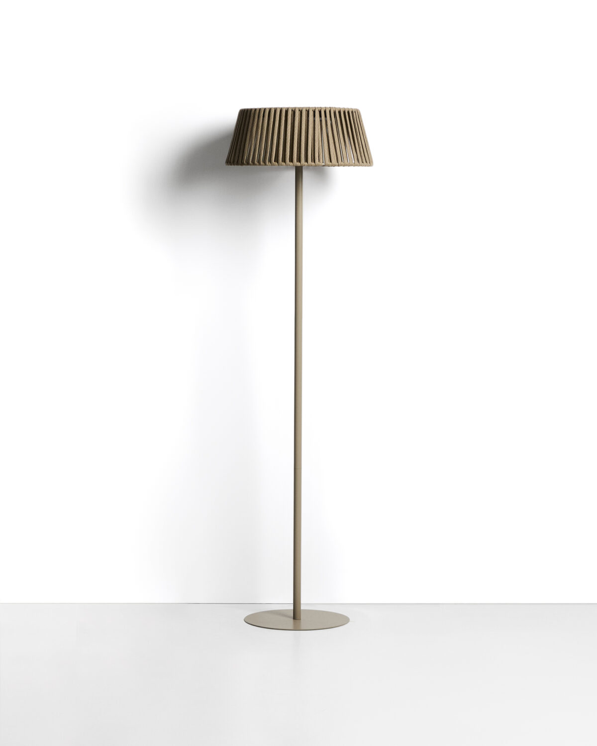 Kave Home Aldet outdoor staande lamp op zonne-energie met plat touw en metalen voet in beige Ø46 cm - Afbeelding 4