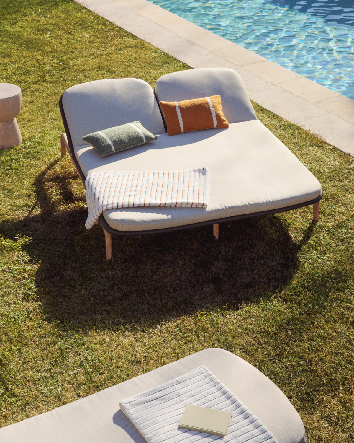 Kave Home Alipa tweepersoons ligstoel van massief acaciahout en donkergrijs touw FSC 100% - Afbeelding 2