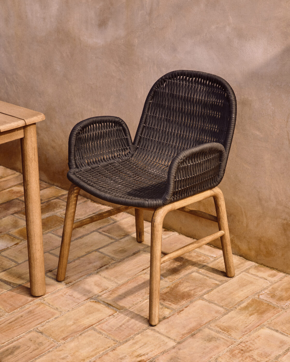 Kave Home Alipa stoel met armleuningen van massief acaciahout en donkergrijs touw FSC 100% - Afbeelding 2