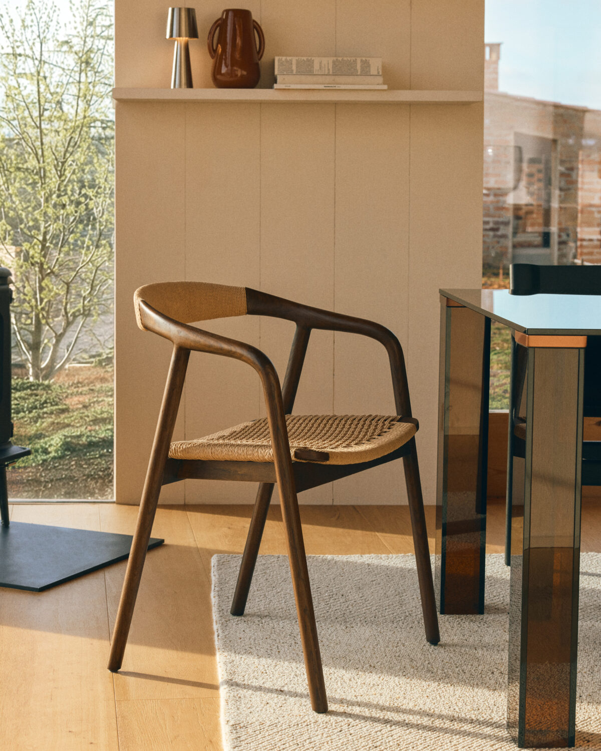 Kave Home Derile stoel van massief eikenhout met afwerking in notelaar en beige papiertouw FSC 100% - Afbeelding 3