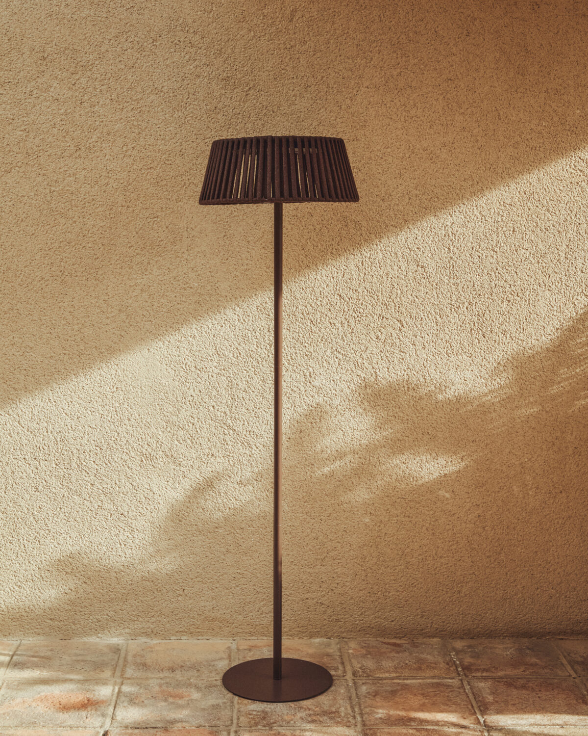 Kave Home Aldet outdoor staande lamp op zonne-energie met plat touw en metalen voet in bruin Ø46 cm - Afbeelding 2