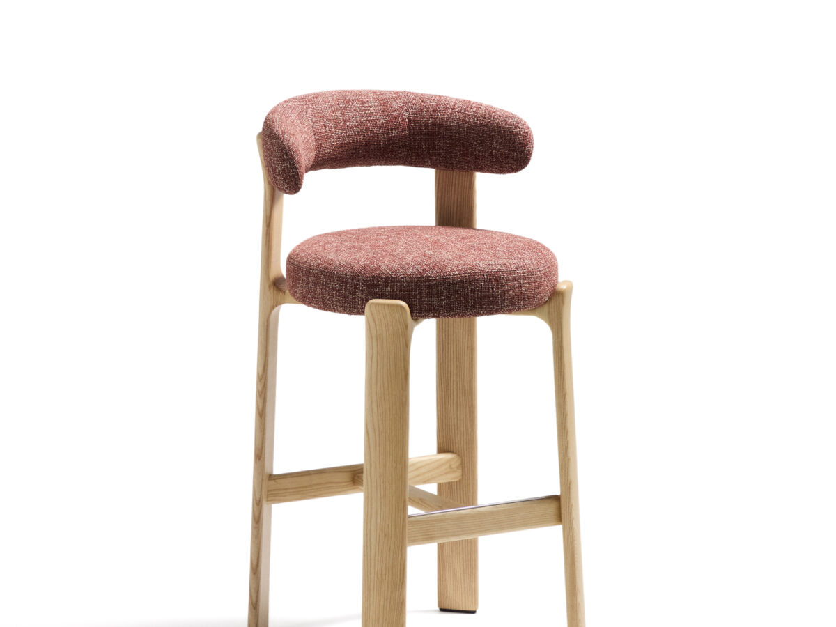 Kave Home Granite kruk in terracotta chenille en massief essenhout met naturelkleurige afwerking FSC 100% 75 cm