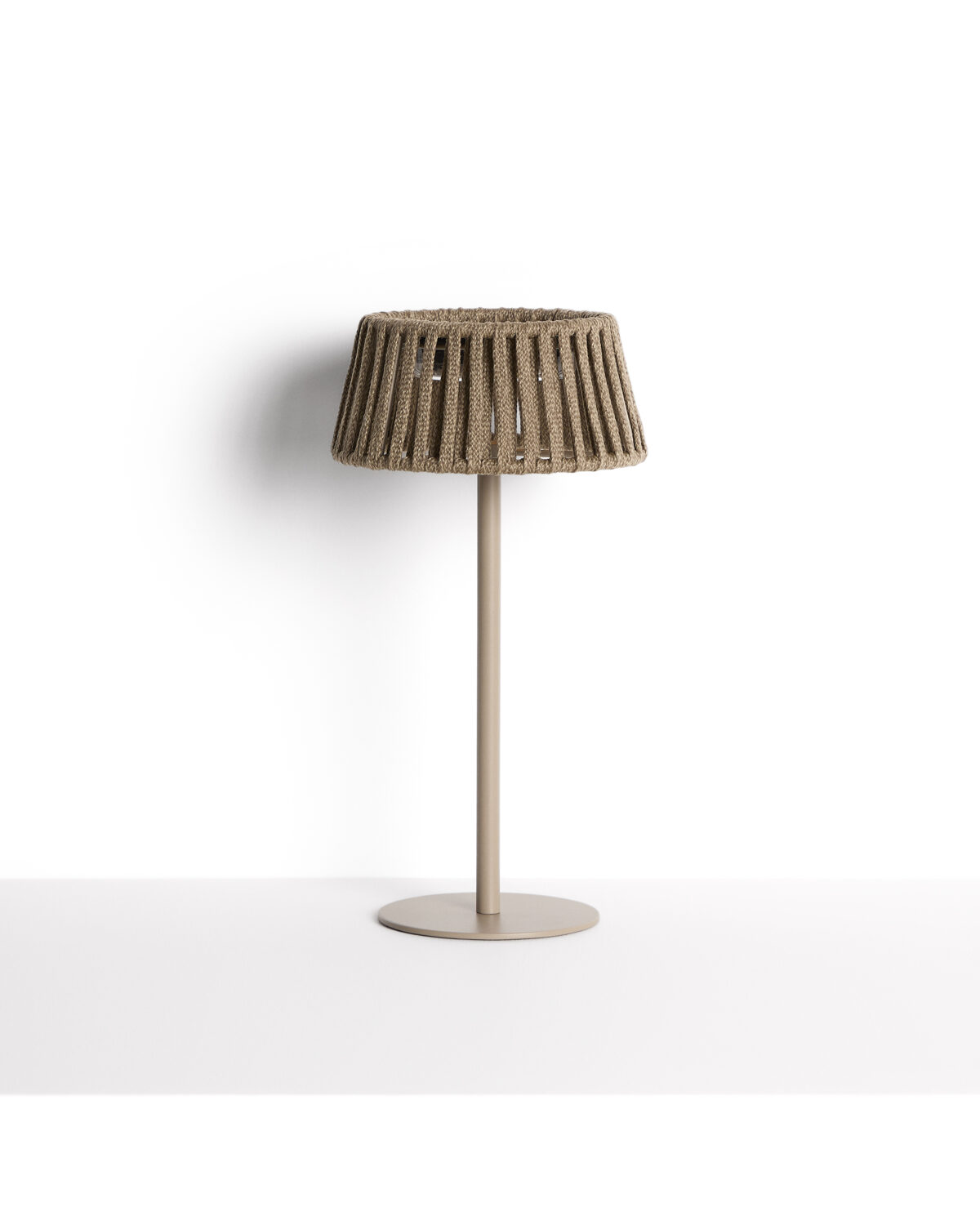 Kave Home Aldet outdoor tafellamp op zonne-energie met plat touw en metalen voet in beige