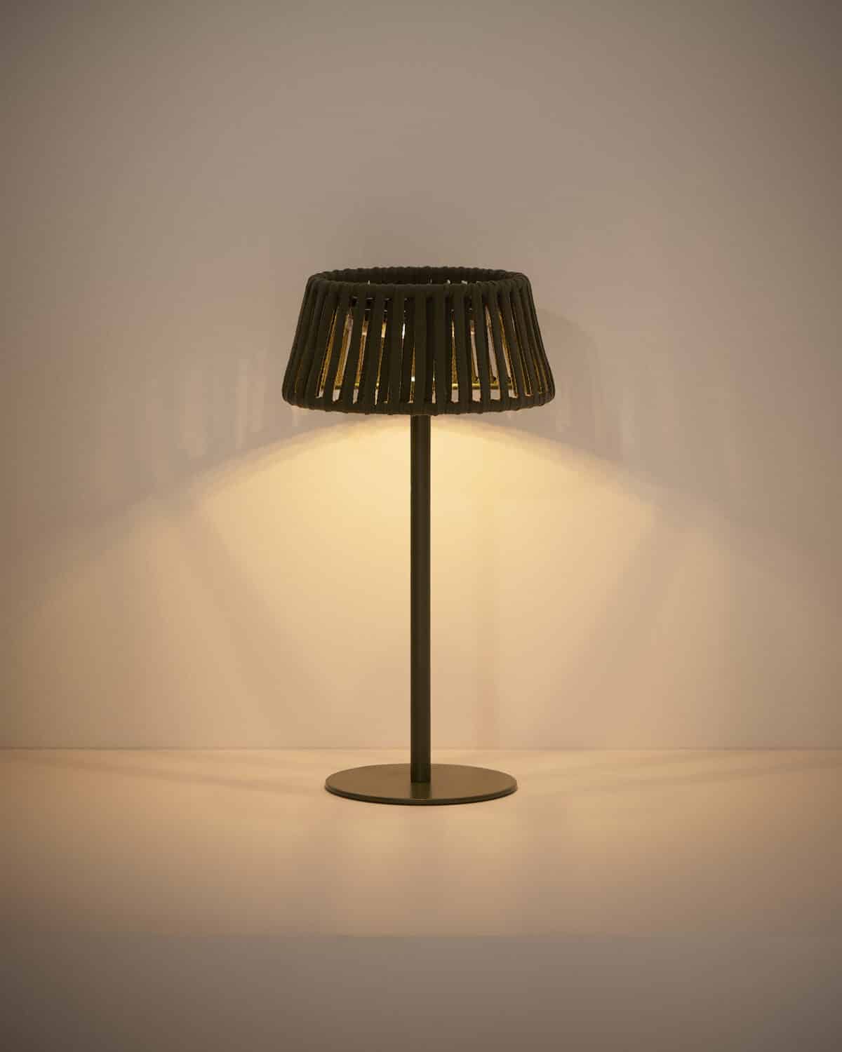 Kave Home Aldet outdoor tafellamp op zonne-energie met plat touw en groene metalen voet - Afbeelding 5