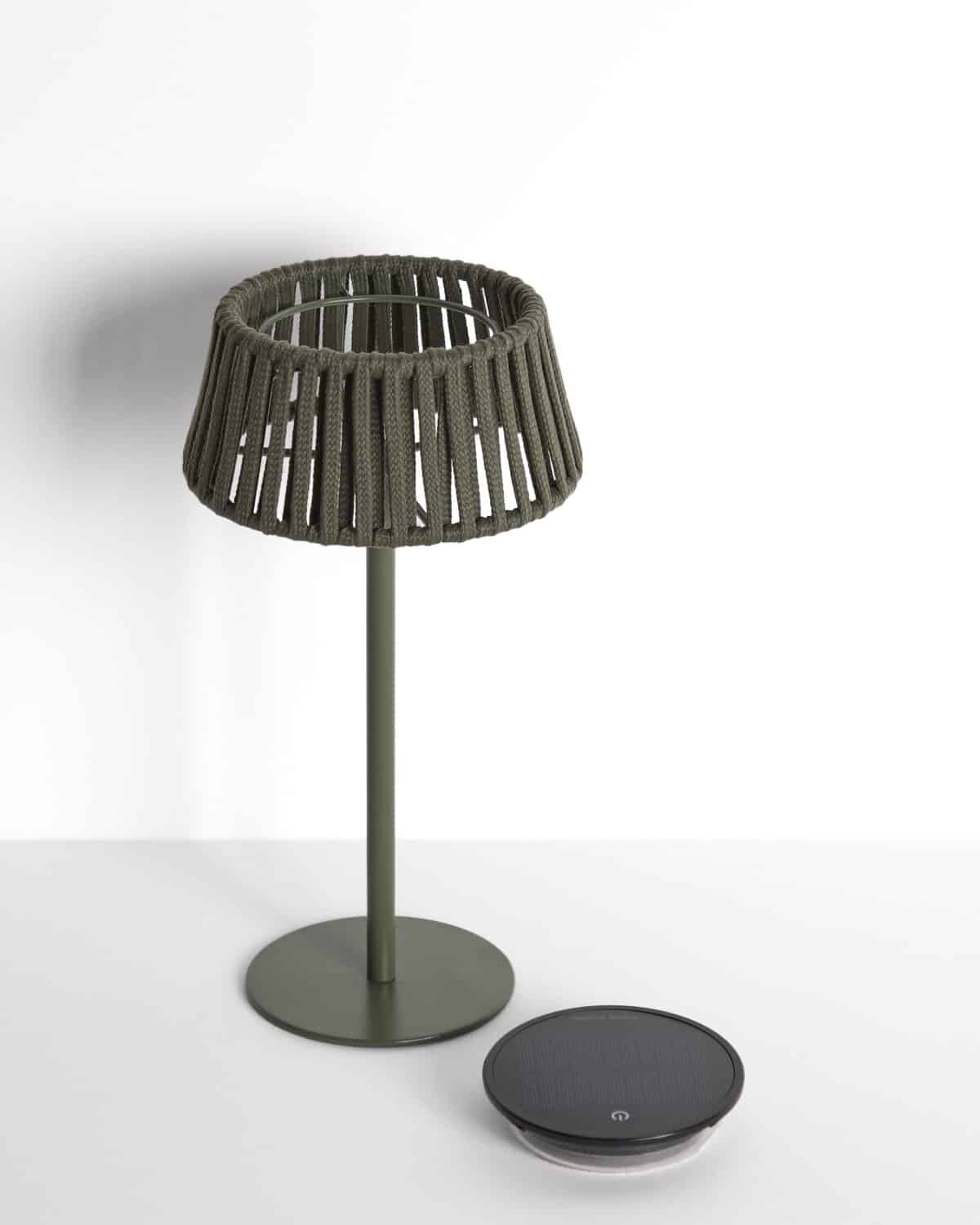 Kave Home Aldet outdoor tafellamp op zonne-energie met plat touw en groene metalen voet - Afbeelding 6