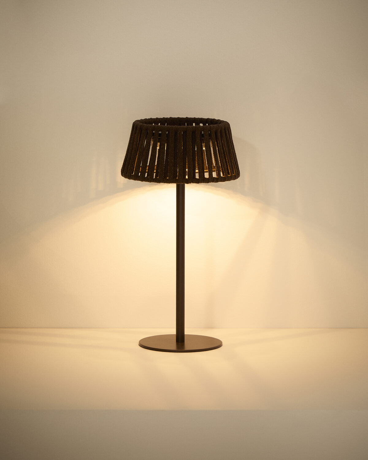 Kave Home Aldet outdoor tafellamp op zonne-energie met plat touw en bruine metalen voet - Afbeelding 7