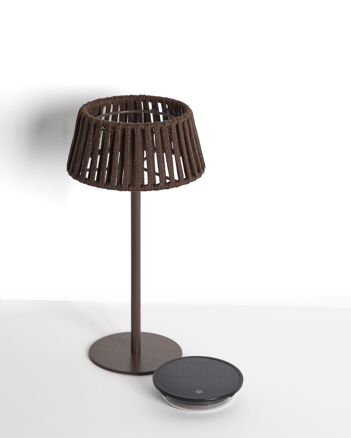 Kave Home Aldet outdoor tafellamp op zonne-energie met plat touw en bruine metalen voet - Afbeelding 8