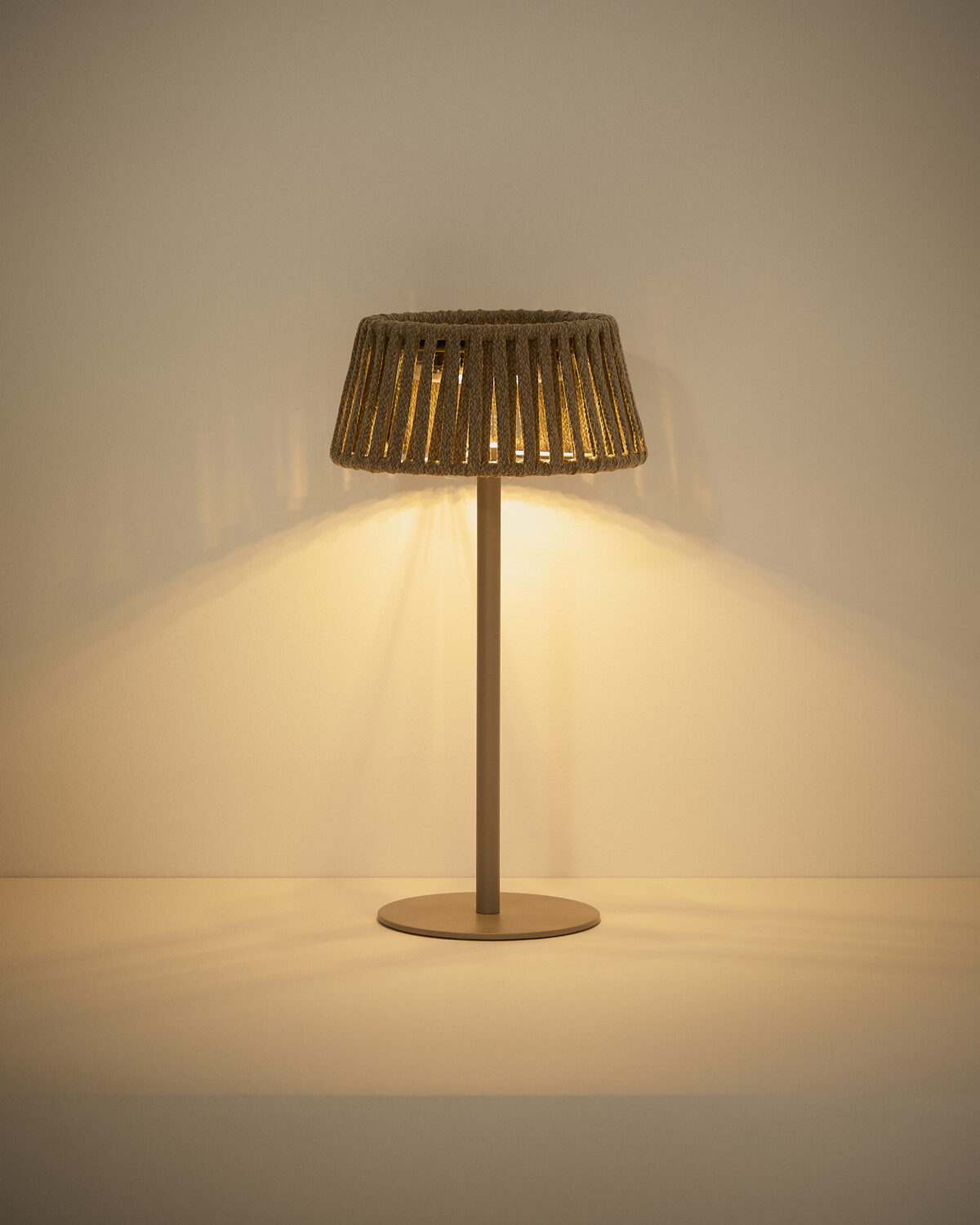 Kave Home Aldet outdoor tafellamp op zonne-energie met plat touw en metalen voet in beige - Afbeelding 5