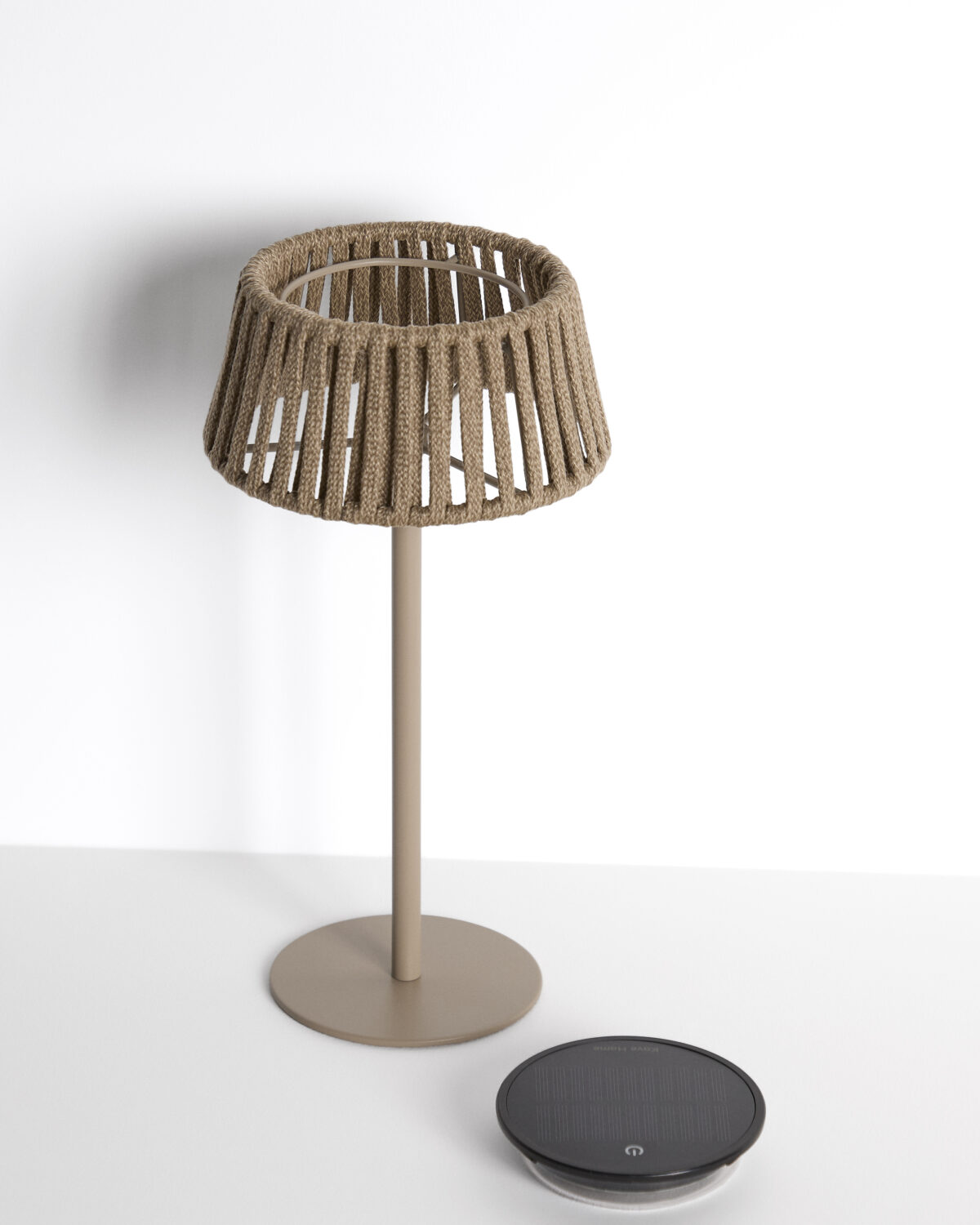 Kave Home Aldet outdoor tafellamp op zonne-energie met plat touw en metalen voet in beige - Afbeelding 6