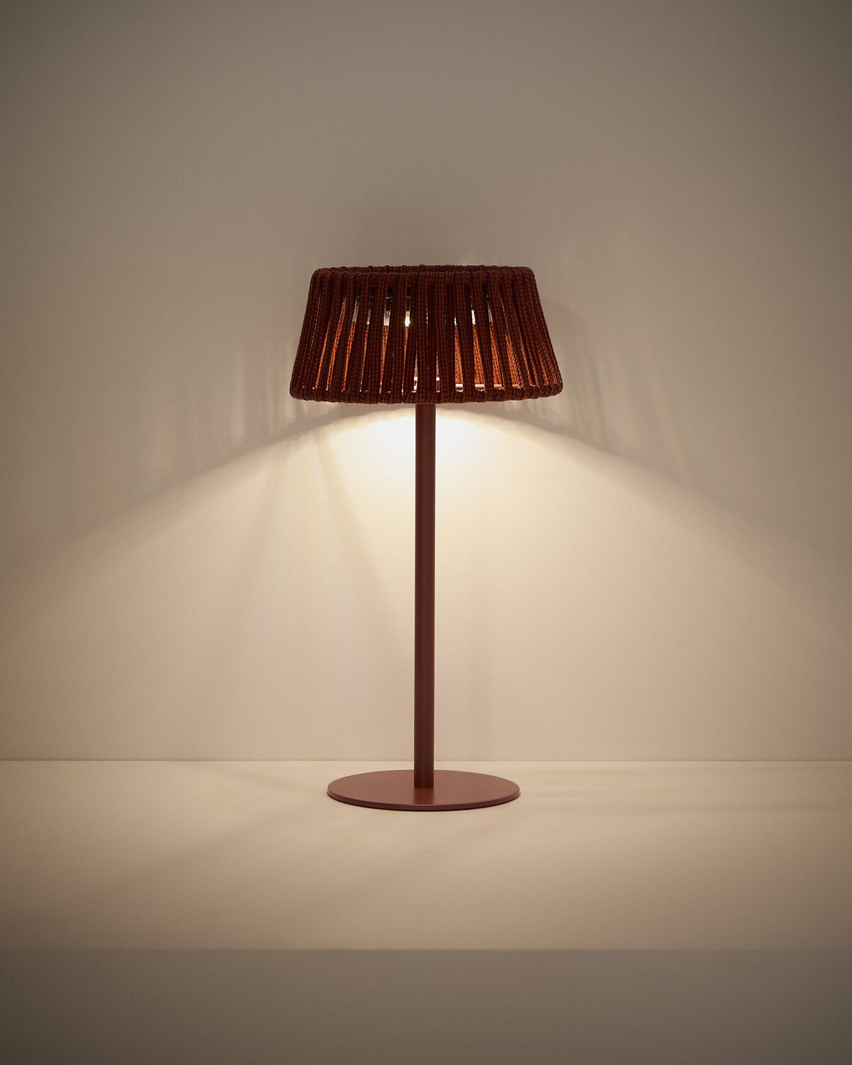 Kave Home Aldet outdoor tafellamp op zonne-energie met plat touw en metalen voet in terracottakleur - Afbeelding 4