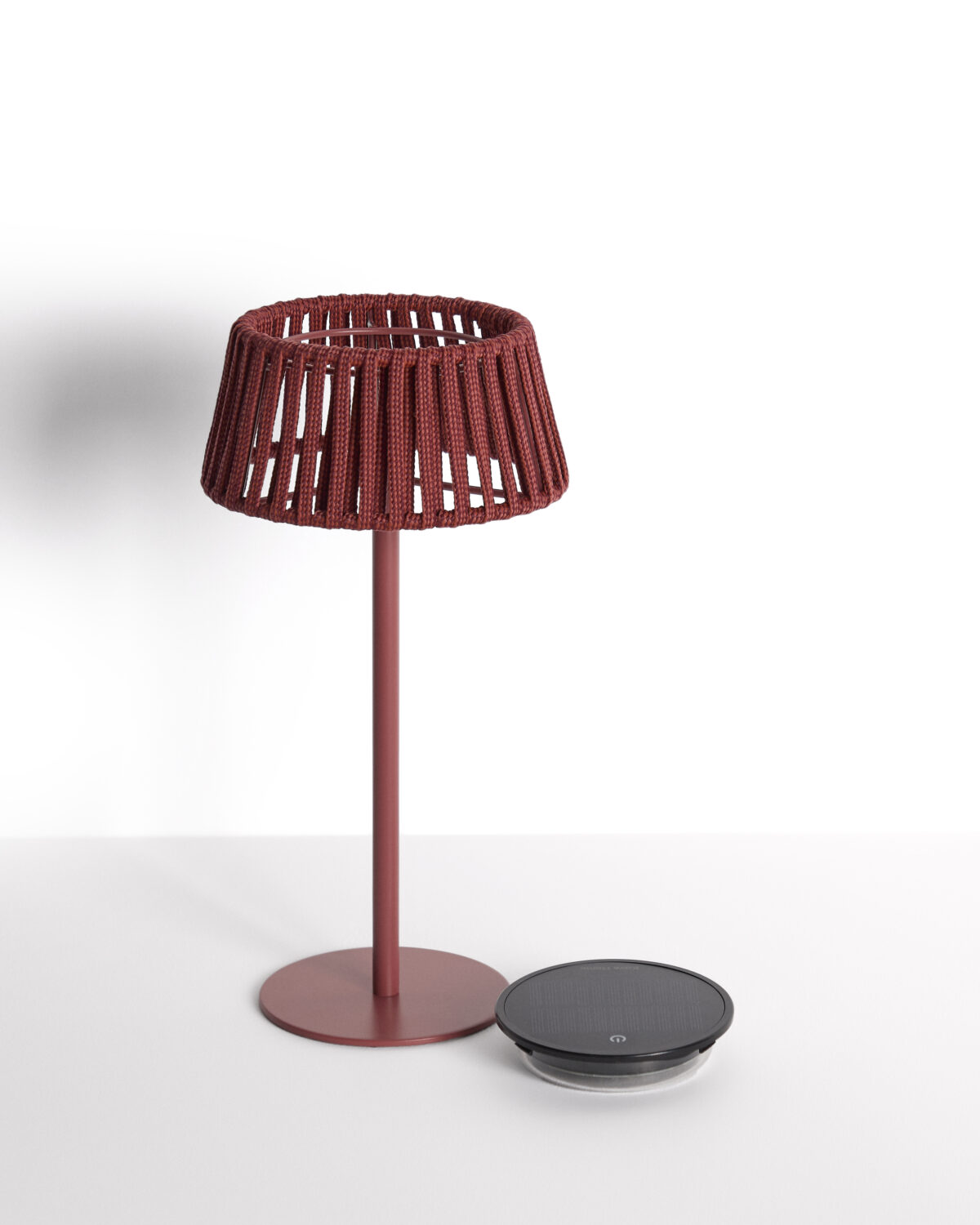 Kave Home Aldet outdoor tafellamp op zonne-energie met plat touw en metalen voet in terracottakleur - Afbeelding 5