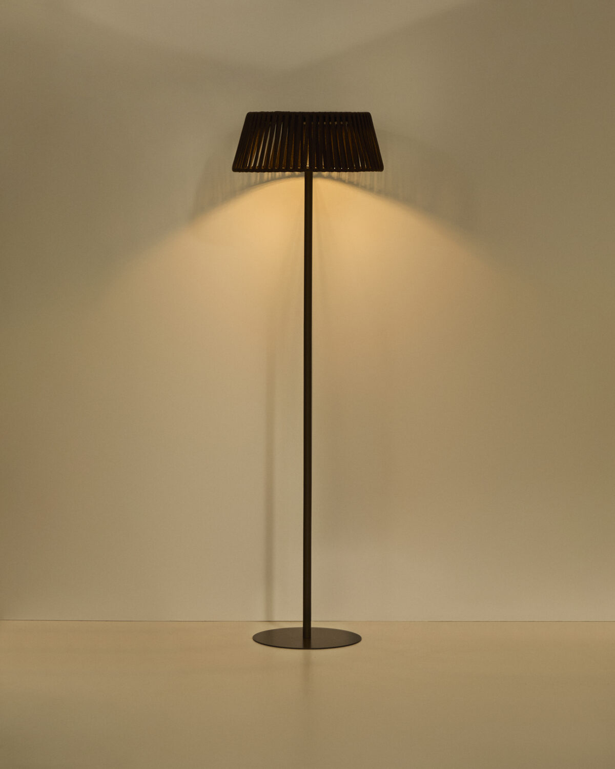 Kave Home Aldet outdoor staande lamp op zonne-energie met plat touw en metalen voet in bruin Ø46 cm - Afbeelding 7