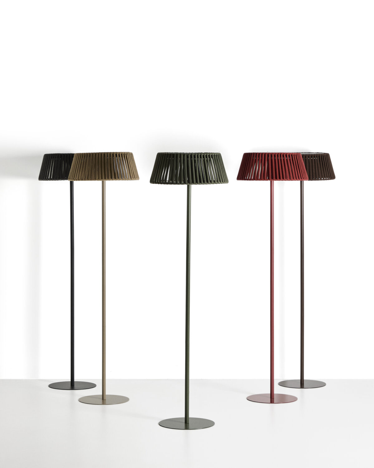 Kave Home Aldet outdoor staande lamp op zonne-energie met plat touw en metalen voet in bruin Ø46 cm - Afbeelding 8