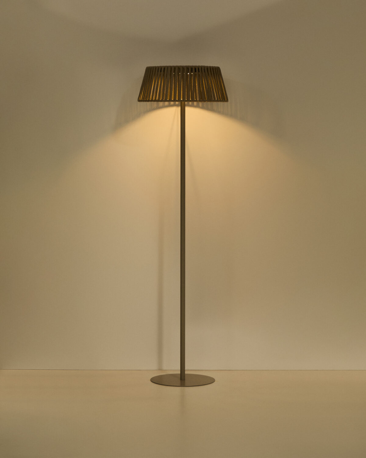 Kave Home Aldet outdoor staande lamp op zonne-energie met plat touw en metalen voet in beige Ø46 cm - Afbeelding 5