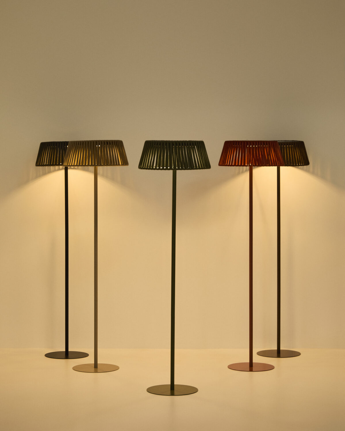 Kave Home Aldet outdoor staande lamp op zonne-energie met plat touw en metalen voet in beige Ø46 cm - Afbeelding 7