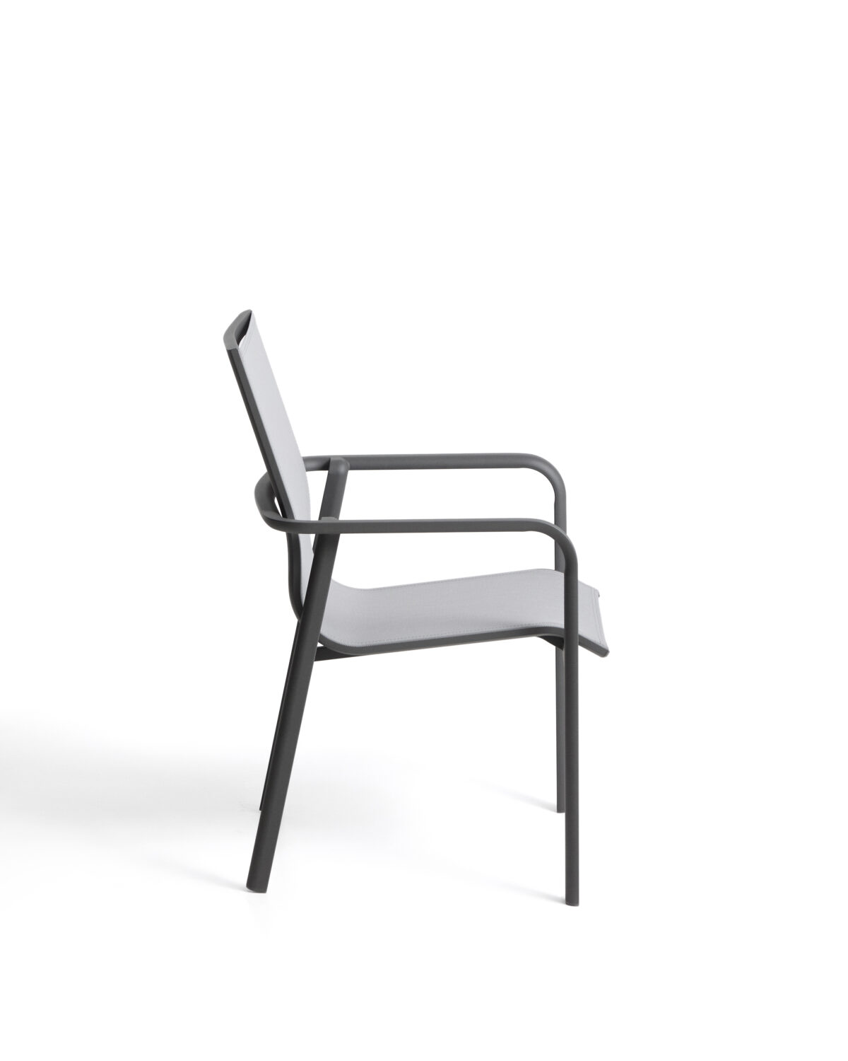 Kave Home Canea stapelbare outdoor stoel van grijs textileen en grafietkleurig aluminium - Afbeelding 7
