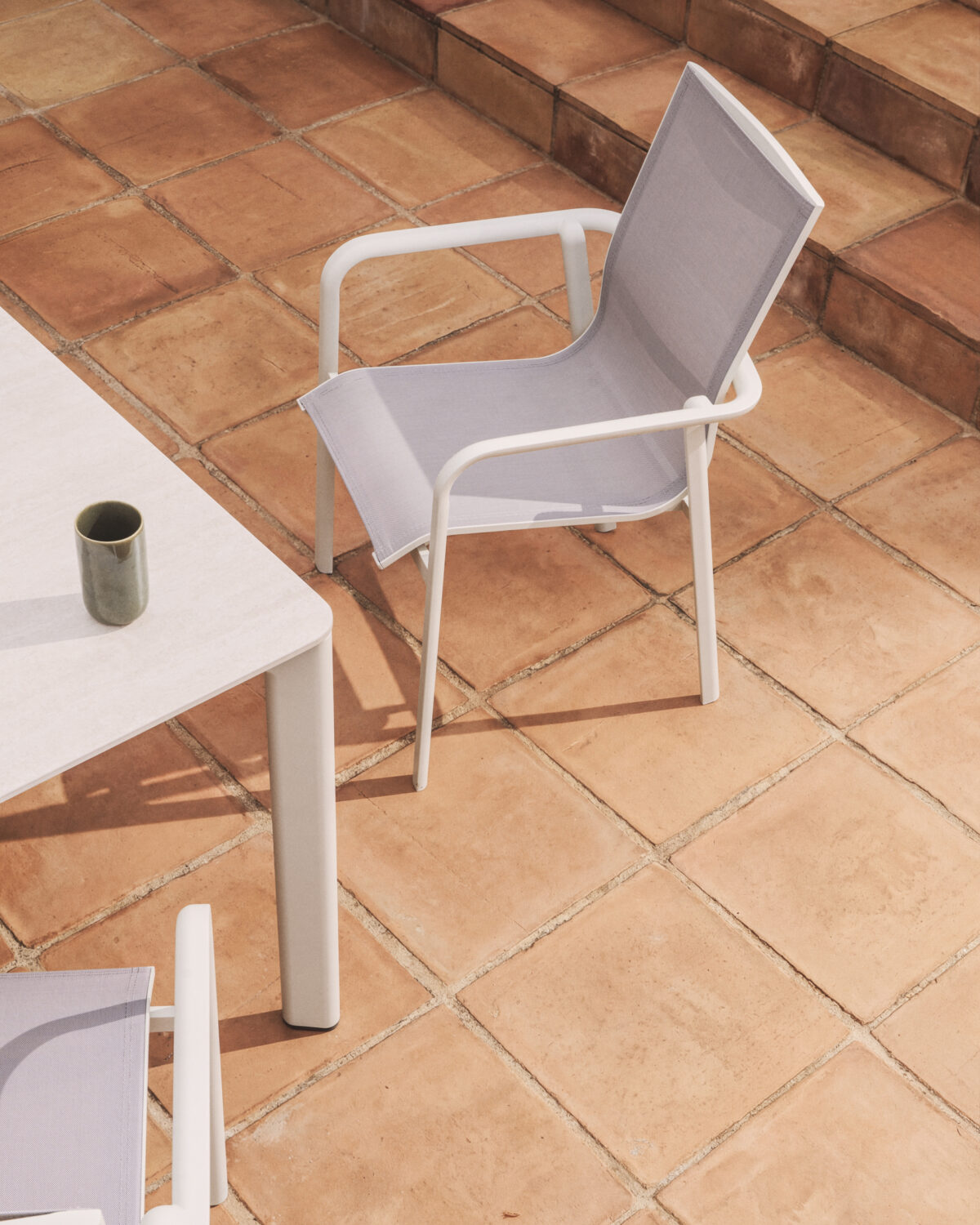 Kave Home Set Brela uitschuifbare tafel aluminium ecru met 6 stapelbare Canea stoelen aluminium ecru en beige texteline 205(287)x100 cm - Afbeelding 5