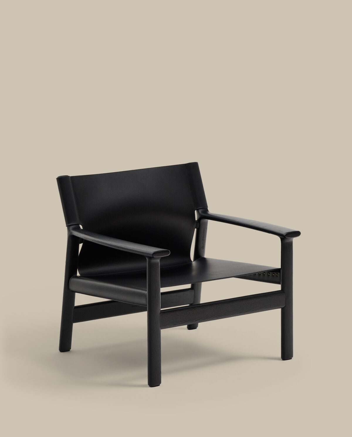 Kave Home Zwarte Jan fauteuil gemaakt van gerecyclede leervezels en massief essenhout met afwerking in zwart FSC 100% - Afbeelding 17