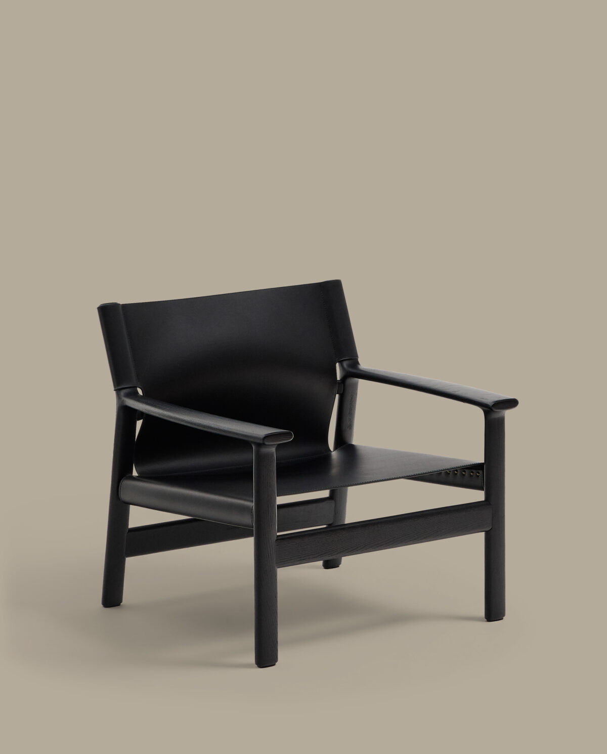 Kave Home Zwarte Jan fauteuil gemaakt van gerecyclede leervezels en massief essenhout met afwerking in zwart FSC 100% - Afbeelding 15