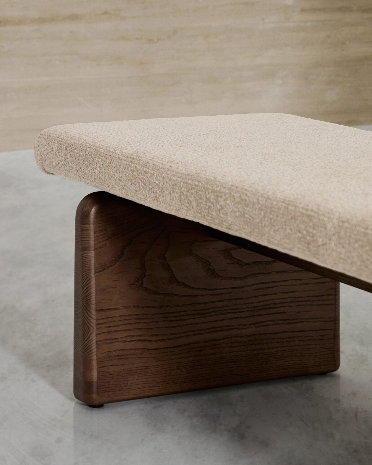 Kave Home Topaz bank in beige chenille en FSC 100% massief essenhout in noten afwerking 150 cm - Afbeelding 33