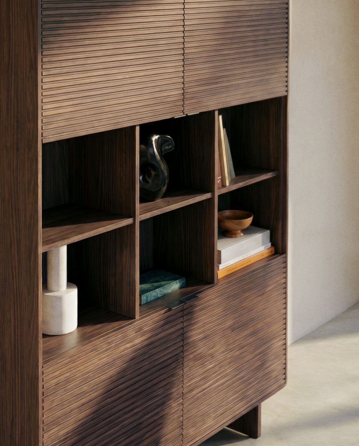 Kave Home Norlen hoog dressoir met 4 deuren in walnootfineer FSC Mix Credit 100 x 163 cm - Afbeelding 19