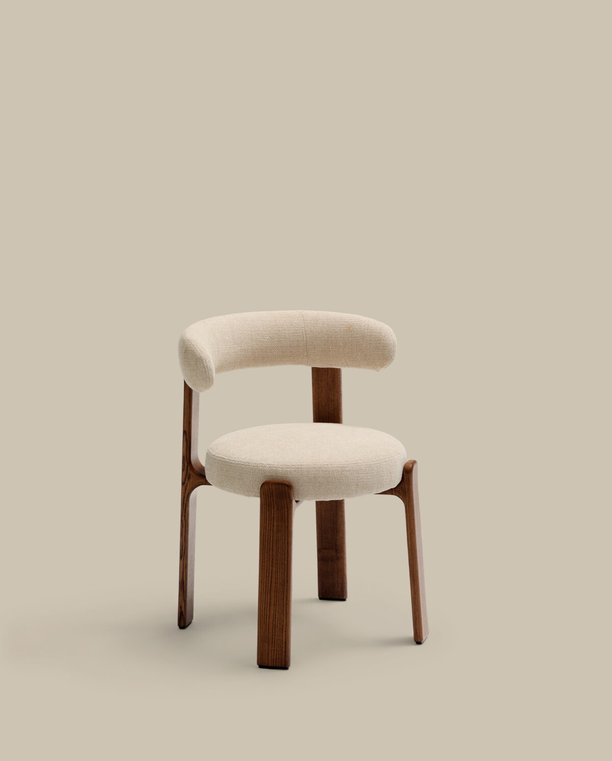 Kave Home Granite stoel in beige chenille en massief essenhout in noten afwerking FSC 100% - Afbeelding 11