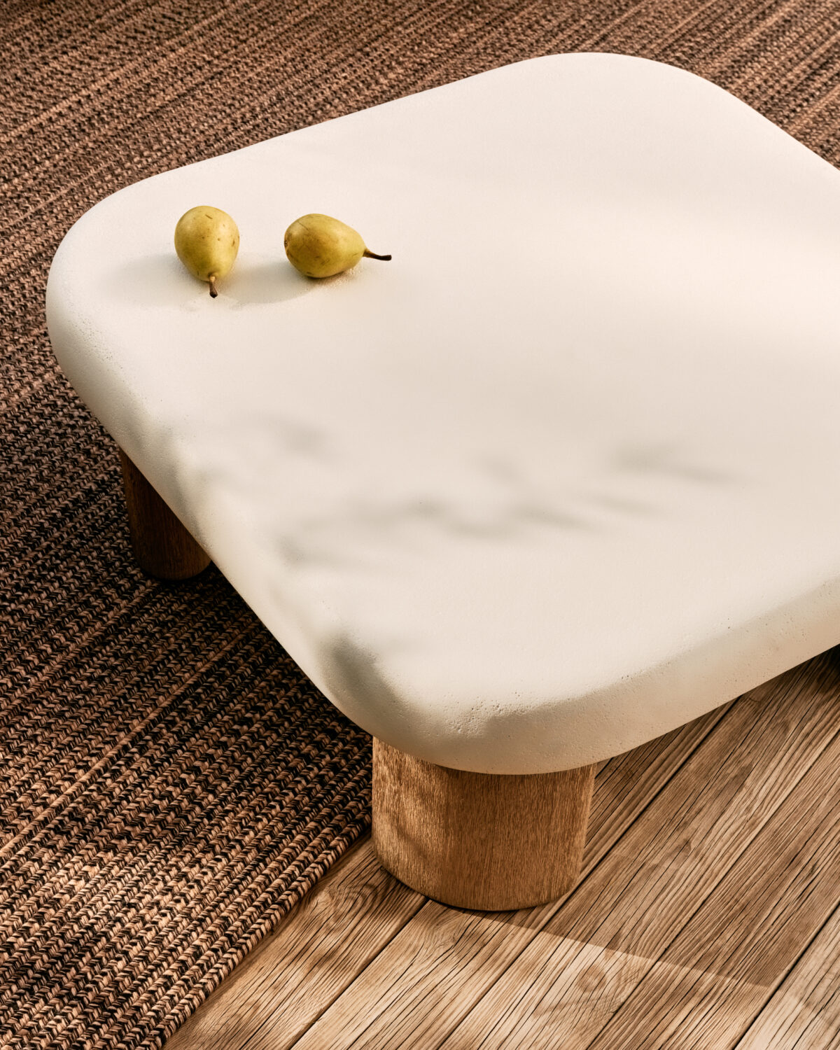 Kave Home Labra salontafel van cement en acaciahout 80 x 80 cm FSC 100% - Afbeelding 4