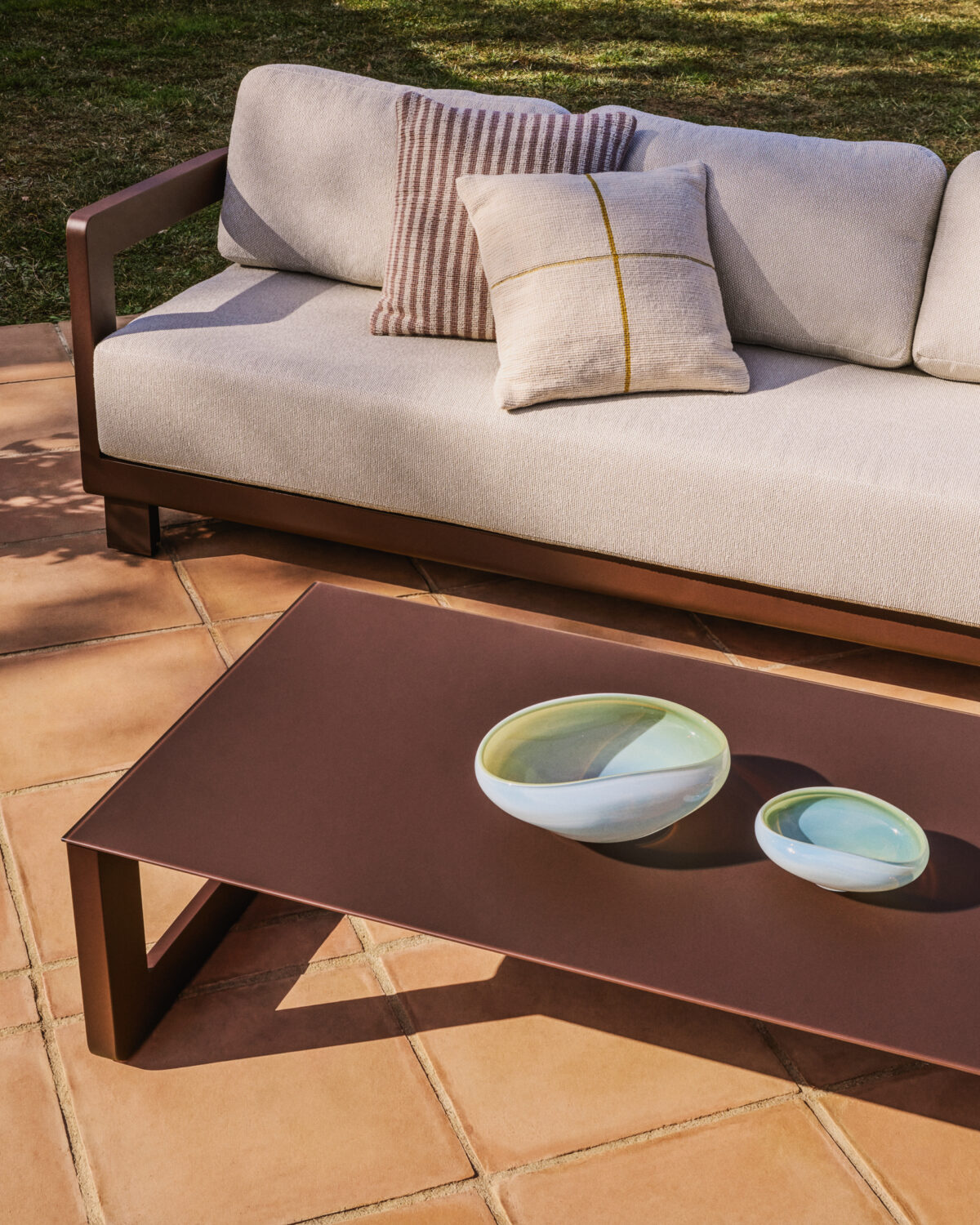 Kave Home Nerano set met 3-zitsbank, 2 fauteuils en salontafel van gehard glas en bruin aluminium - Afbeelding 4