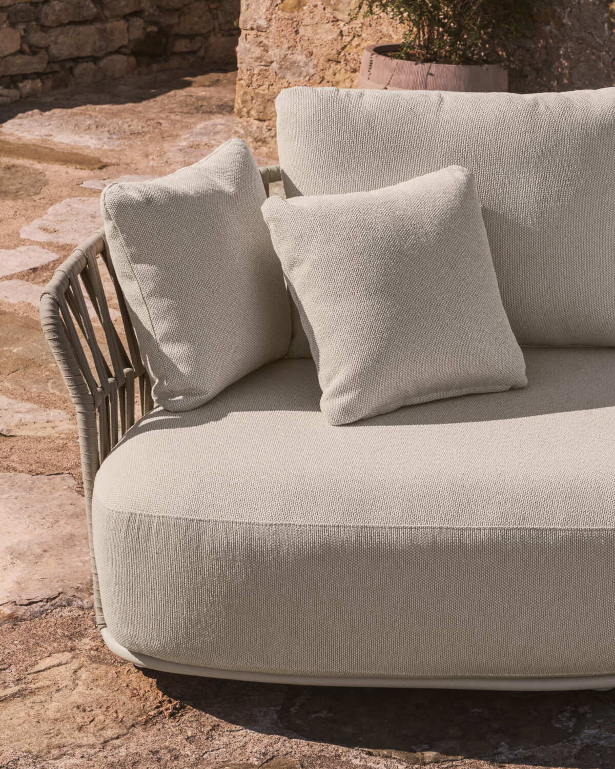 Kave Home Osani 2-zitsbank van ecru aluminium en taupe touw 170 cm - Afbeelding 4