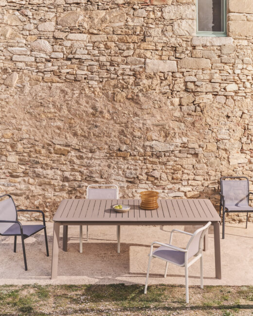 Kave Home Luri stapelbare outdoor stoel van grafietkleurig aluminium en grijs textileen