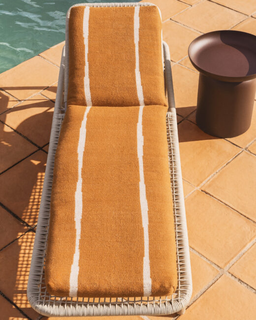 Kave Home Daila oranje ligbedkussen met Ikat-dessin 100% PET 50 x 175 cm