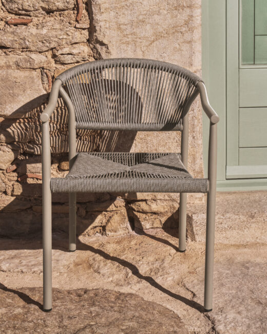Kave Home Livadia stapelbare outdoor stoel van taupekleurig aluminium